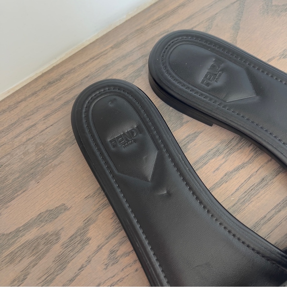 NWOB Fendi FFold Leather Flat Sandals in Black - Picture 4 of 6